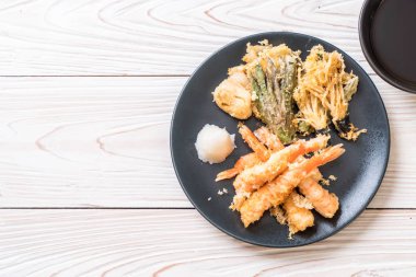 sebzeli karides tempura (hırpalanmış kızarmış karides)