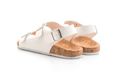 Beyaz arka plan üzerinde unisex deri sandalet
