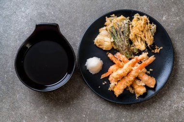 sebzeli karides tempura (hırpalanmış kızarmış karides)