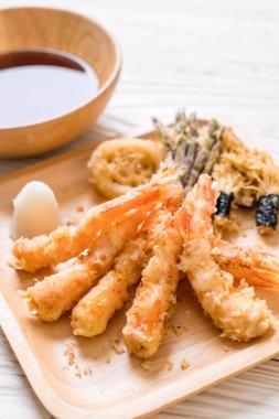 sebzeli karides tempura (hırpalanmış kızarmış karides)