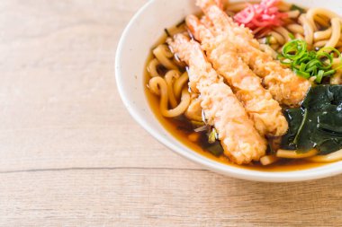 Udon ramen noodle ile karides tempura 