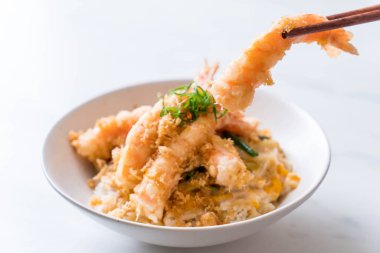 kızarmış karides tempura üzerinde pirinç kase tepesinde