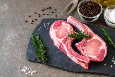 domuz pirzolası ham