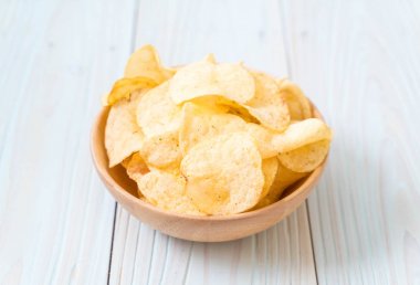patates cipsi plaka üzerinde