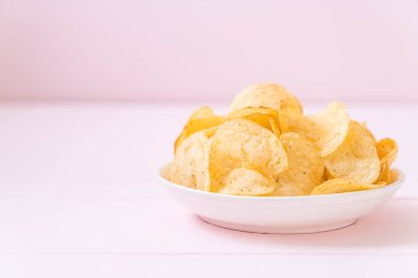 patates cipsi plaka üzerinde