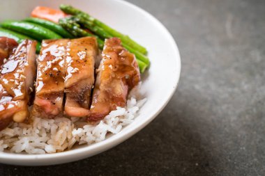 Teriyaki tavuk pilav kasesi