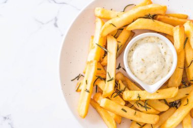 Soslu patates kızartması.