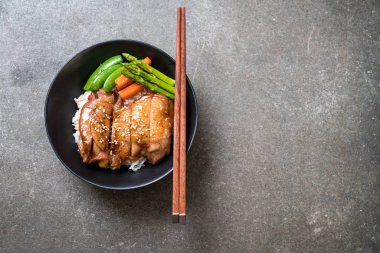 Teriyaki tavuk pilav kasesi