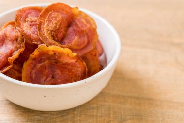 Kızarmış gevrek domuz pastırması