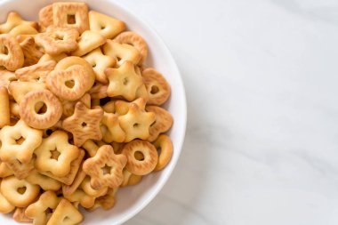 kahve ile bisküvi kraker