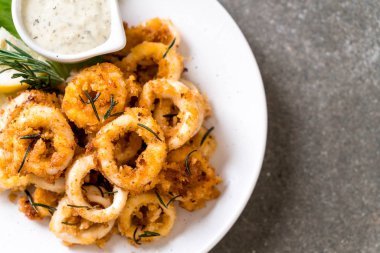 Kızarmış squids ve soslu ahtapot (kalamar)