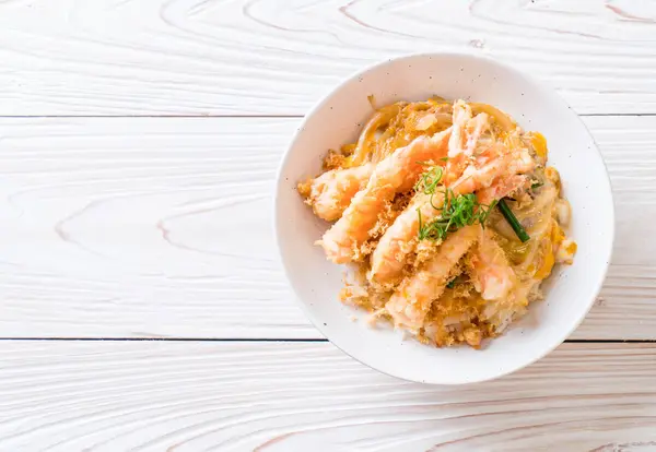 Camarones fritos tempura en el tazón de arroz cubierto — Foto de Stock