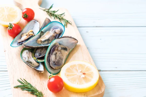 Fresh mussels on wooden board — Stock Photo, Image