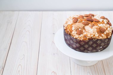 badem ile kuru üzüm Ekmek pasta