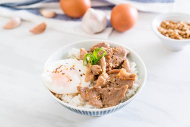 yumurta ile tepesinde pirinç Sarımsak soslu tavada kızartılmış domuz eti