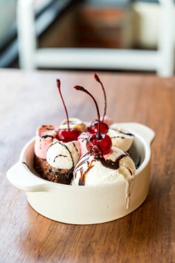 pişmiş hatmi ve dondurma ile çikolatalı kek