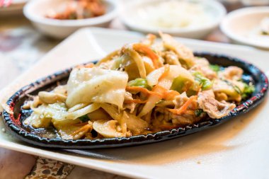 sebze (bulgogi ile tavada kızartılmış domuz eti)