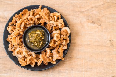 Kızarmış domuz eti rince ya da domuz eti aperatif Kuzey Tayland yeşil biber D ile