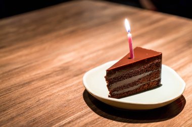 doğum günü mumlarımı ile çikolatalı kek