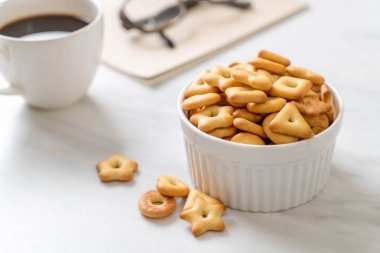 kahve ile bisküvi kraker