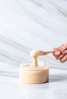 kavanoz malzemelerle fırçalayın