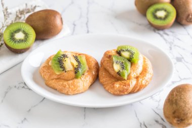 kivi tart plaka üzerinde