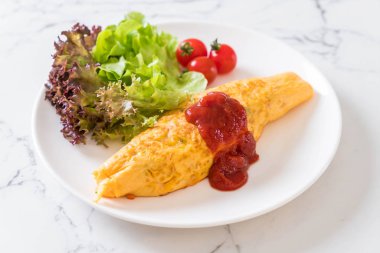 Bir omlet kaydırma aromalı Fried Rice