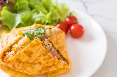 Bir omlet kaydırma aromalı Fried Rice