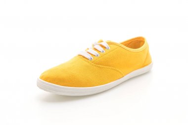 beyaz zemin üzerine sarı spor ayakkabı