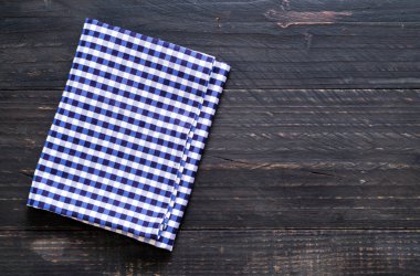 ahşap arka plan üzerinde mutfak bezi (peçete)