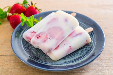 ev yapımı çilekli yoğurt dondurma