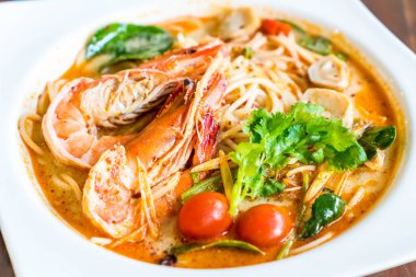 karides acılı spagetti (tom yum kung)