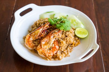 Kızarmış karidesli pilav yapıştırın