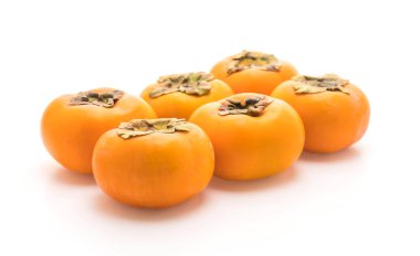 Beyaz arkaplanda taze hurma