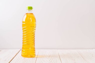 ahşap üzerine petrol şişe