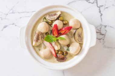 Balık topu ile yeşil köri