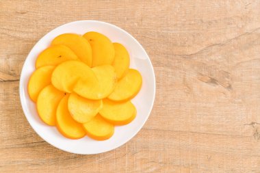 Trabzon hurması tabağa dilimlenmiş