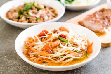 Baharatlı papaya salatası (geleneksel Tay gıda) 