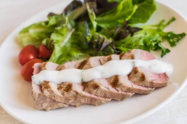 Tuna biftek salatası ile