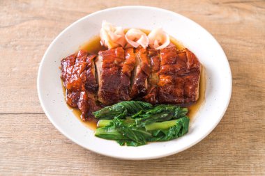 Kızarmış ördek masada.