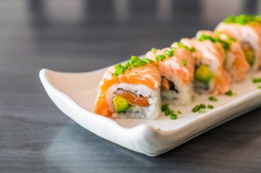 Izgara somon suşi roll