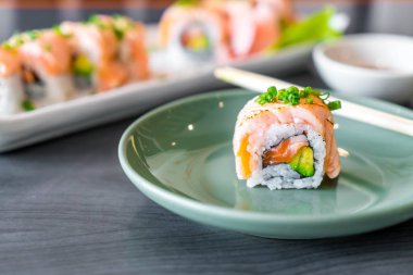 Izgara somon suşi roll