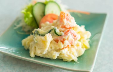 Patates salatası plaka üzerinde