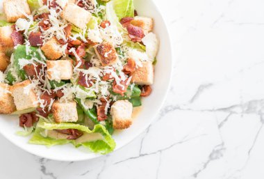 Sezar salatası masasında