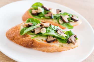 ekmek roket ve shiitake mantar