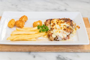 tavuk ve domuz eti biftek