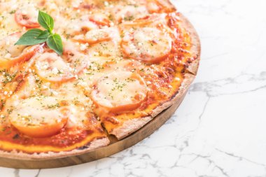 tablo üzerinde domates pizza 