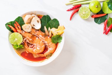 Tom Yum Goong baharatlı ekşi çorbası