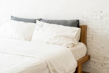 Beyaz yastık yatak yatak dekorasyon 