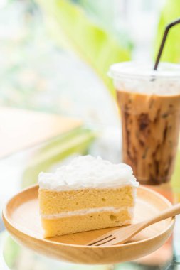 Hindistan cevizli pasta plaka üzerinde